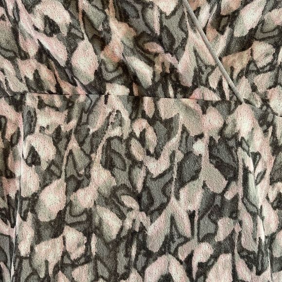 J.Jill Mesh Surplice Pink & Gray Marble Print Top || SZ Large - Picture 8 of 10